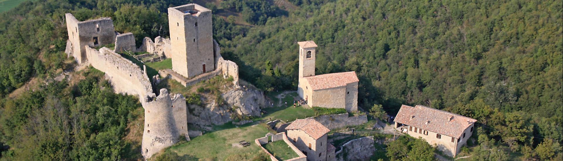 Castello di Carpineti - complesso del castello di carpineti foto di: |sandro beretti| - sandro beretti